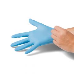 Nitrile handschoen aan hand