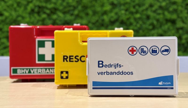 Geopende EHBO-koffer met overzicht van de inhoud, verbandmiddelen en instrumenten